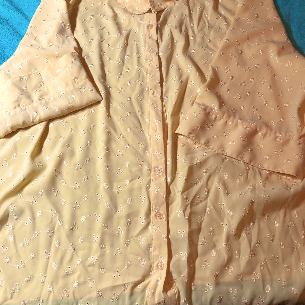 Maggie Barnes yellow top. 3/4 sleeves. 5x